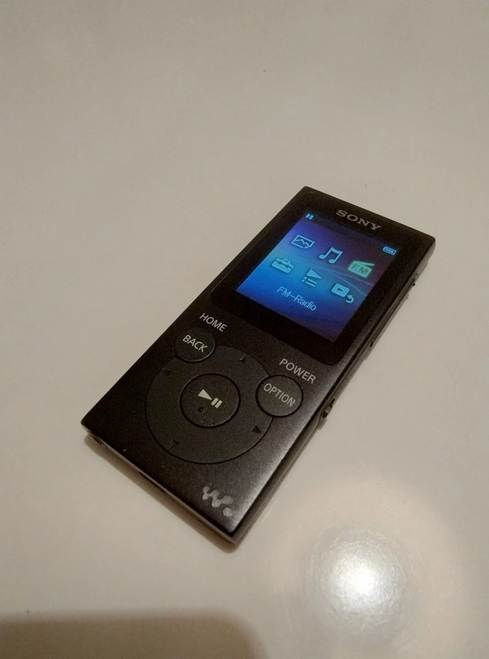 SONY Walkman NW-E394 Schwarz Kompakter MP3-Player mit 8 GB Speicher FM-Radio - Bild 2 von 4
