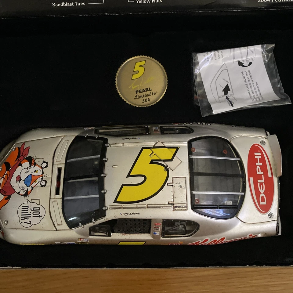 Team Caliber 1/24 scale Terry Labonte 2004 NASCAR Replica with Certificate - Image 3 of 4