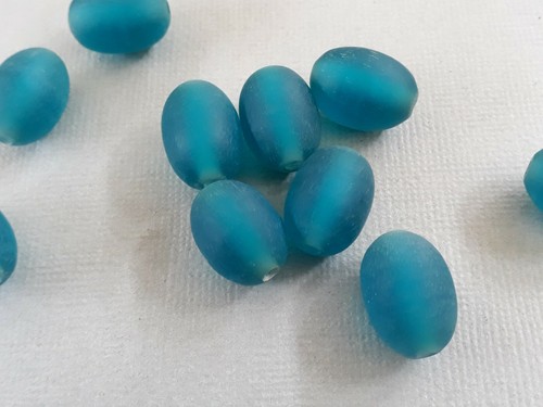 10 resin oval shaped beads in lovely dark teal blue colour. Length is 15mm - Picture 2 of 3