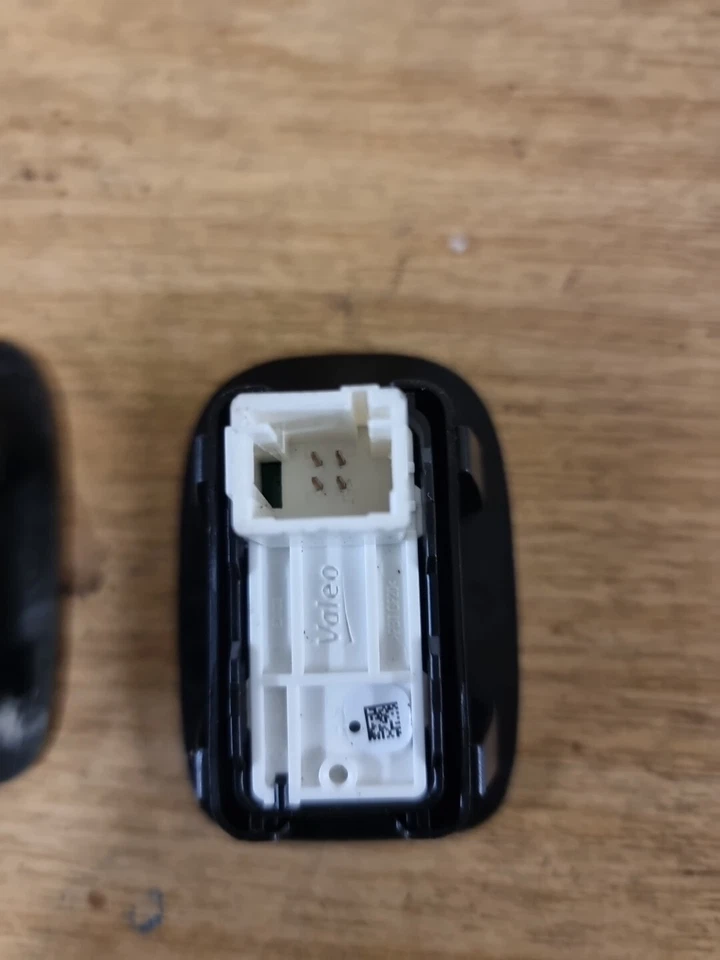 PEUGEOT 208 GT LINE 2017 REAR WINDOW SWITCH LEFT & RIGHT 98242552ZD - Image 4 of 4