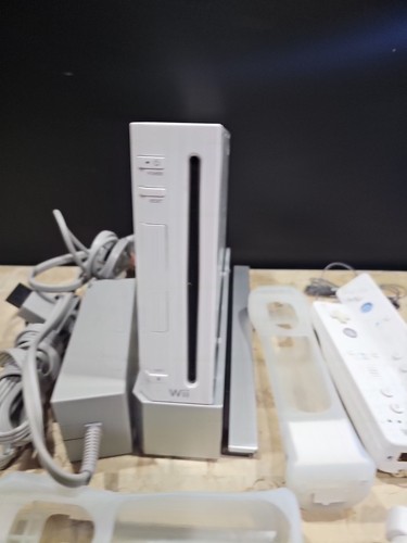 Nintendo Wii Console bundle - With 2 Controllers And Accessories White - Picture 2 of 8