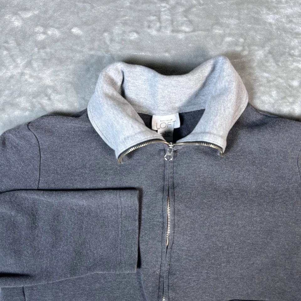 Sudadera Ann Taylor Recortada Cremallera Completa Grande Gris Carbón Cuello Alto Foto 3 de 4