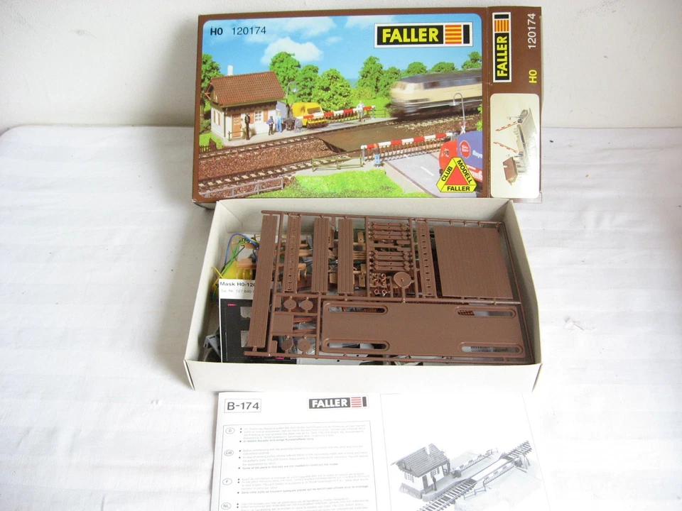 WK39* FALLER H0 120174 Bahnübergang mit Schrankenwärterhaus OVP - Bild 2 von 2