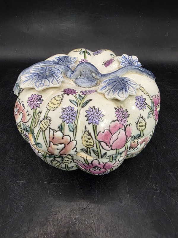 Beautiful Chinese Famille Rose Porcelain Pumpkin Shaped Lidded Box