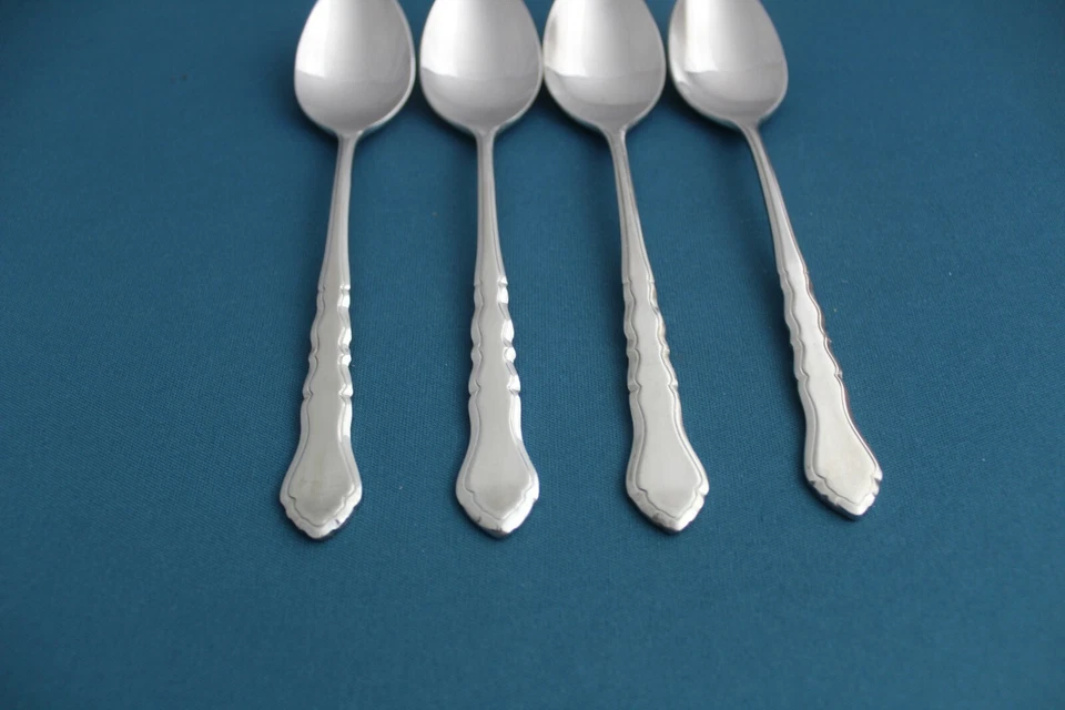 4 cucharaditas International Lyon AMERICANA 18/8 Staineless Korea 6 1/8" Foto 2 de 4