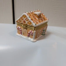 “Home Sweet Home” Home for The Holidays Trinket Box w/Gingerbread Man Charm