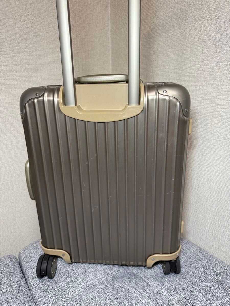 Rimowa Topas Titanium 45L Gold 4-wheels Carry Case Suitcase Rimowa Topas Titanium 45L Gold 4-wheels Carry Case Suitcase