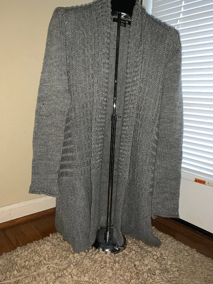 Cárdigan abierto Forever 21 largo tejido con cable gris plateado suéter para mujer talla grande Foto 3 de 4