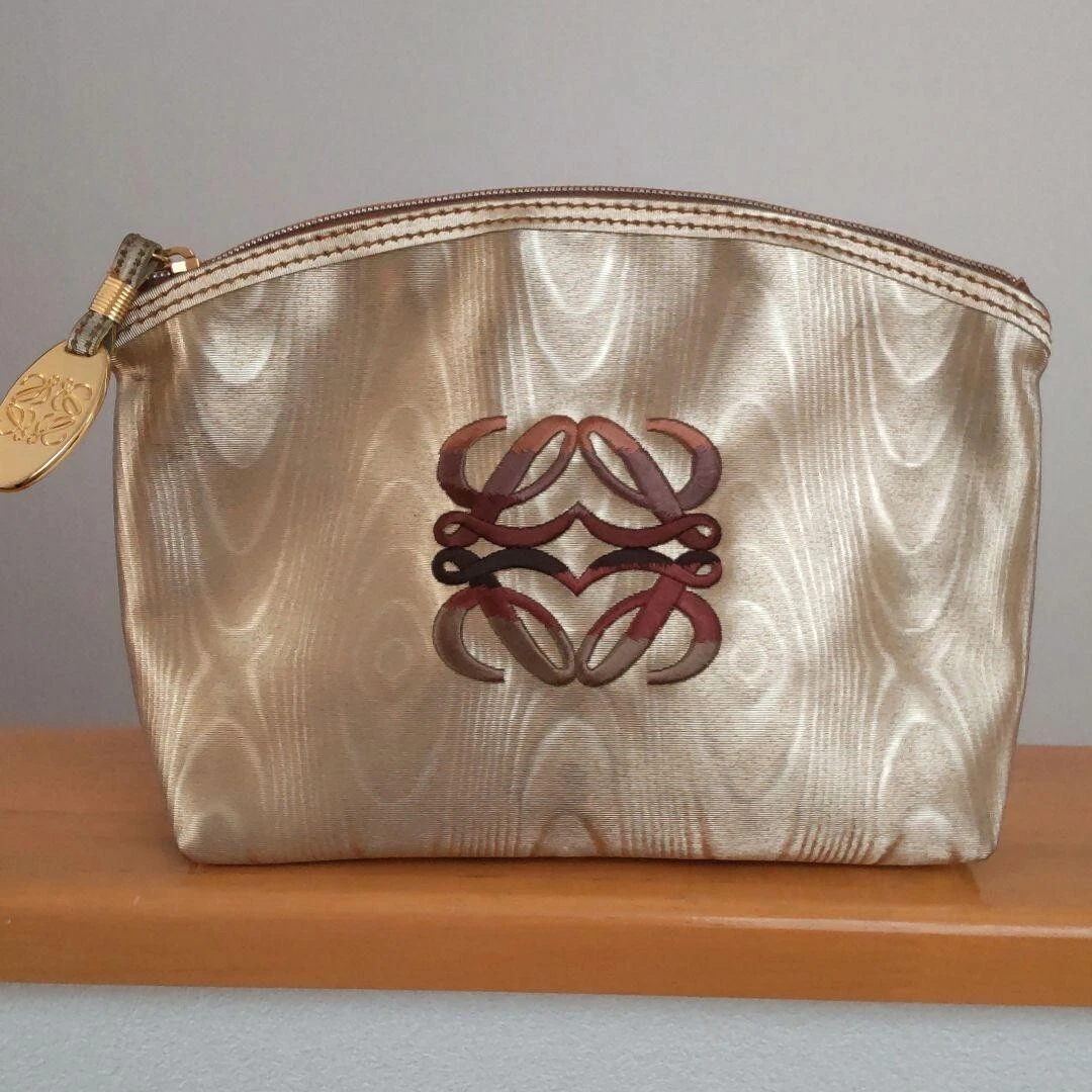 Borsa Loewe Loewe con ricamo anagramma usata dal Giappone