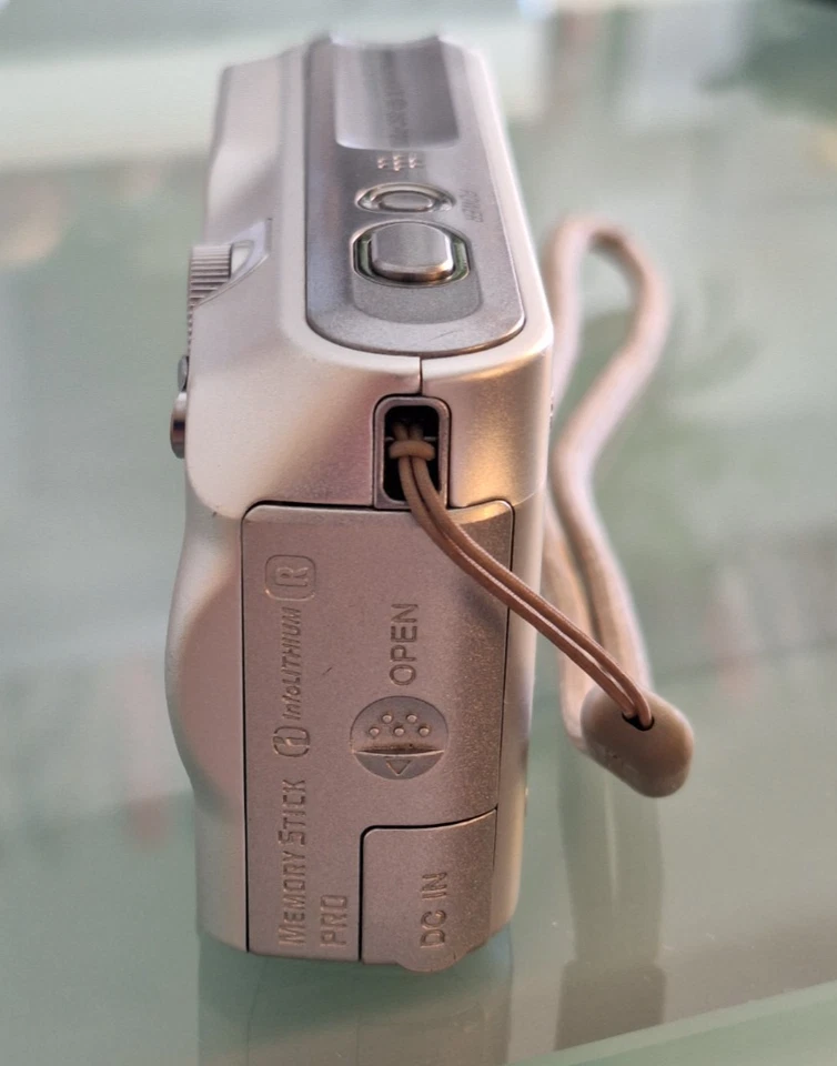 Fotocamera Vintage Sony DSC-P200 7.2MP - Look Y2K, con scatola originale - Immagine 3 di 4