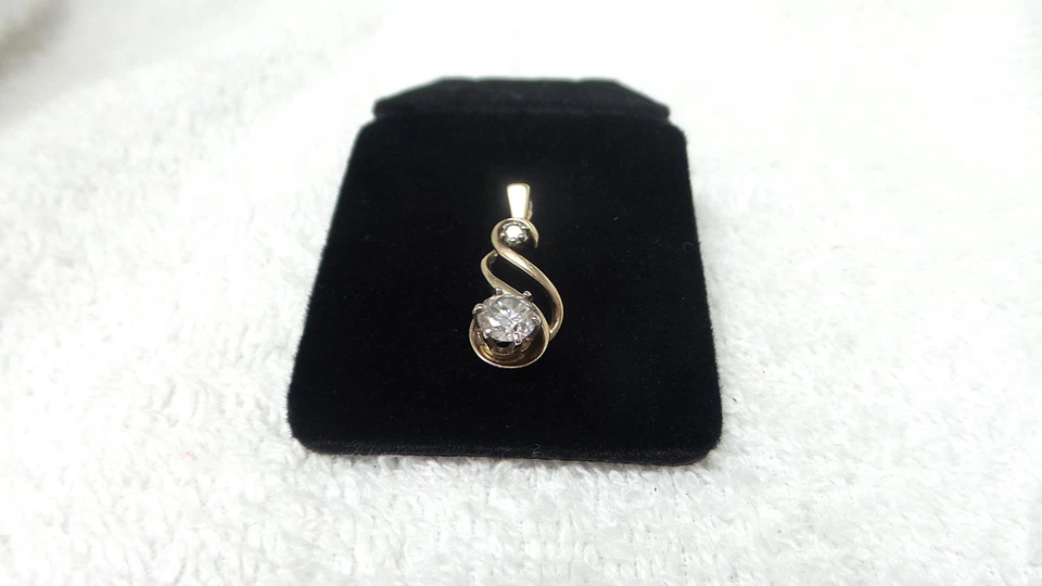 Colgante de diamantes de corte redondo de oro amarillo de 14 quilates para dama Foto 2 de 4