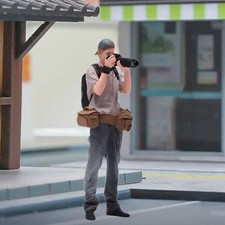 Miniaturfigur eines Fotografen mit Kamera im Ma&szlig;stab 1:18 f&uuml;r Sandtisch