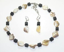 Set 2 gioielli dadi lava nero, beige crema madreperla conchiglia Nugetts 296a