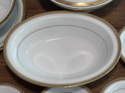 NORITAKE Charlotta Gold 35 Pc. Dinnerware Set -Fine China - Picture 4 of 10