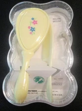 VINTAGE NURSERY NEEDS PLASTIC BABY BRUSH AND COMB SET NEW IN BOX