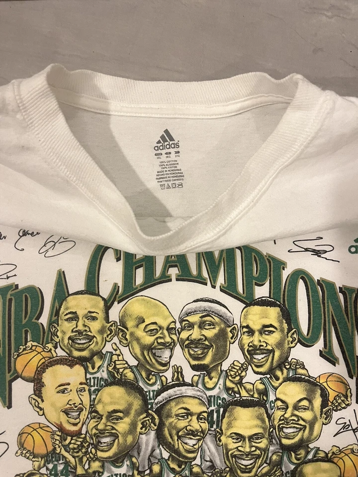 Camisa Y2K Boston Celtics Adidas Caricatura 2008 Campeones Hombres Talla 2XL Granate Pierce Foto 3 de 4