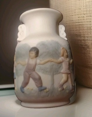 1984 Llardo Vase 3.25'' Tall Decorated  Retired 1990  