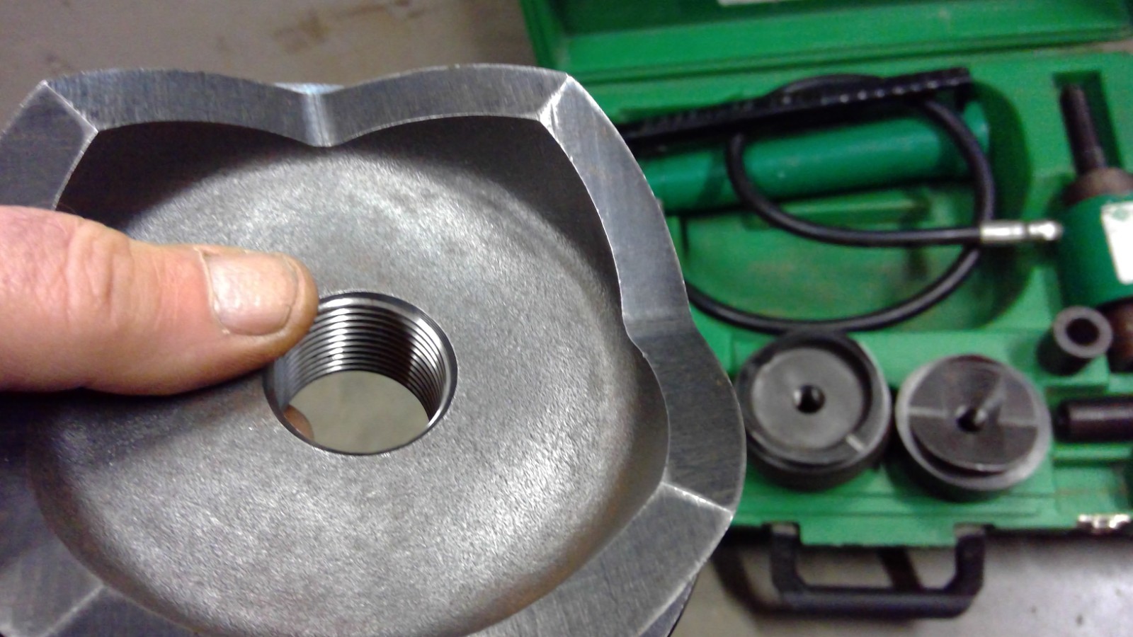 Greenlee 767 Hydraulic hand pump w Ram 746 & 4", 3", and 2 1/2" Knockouts case