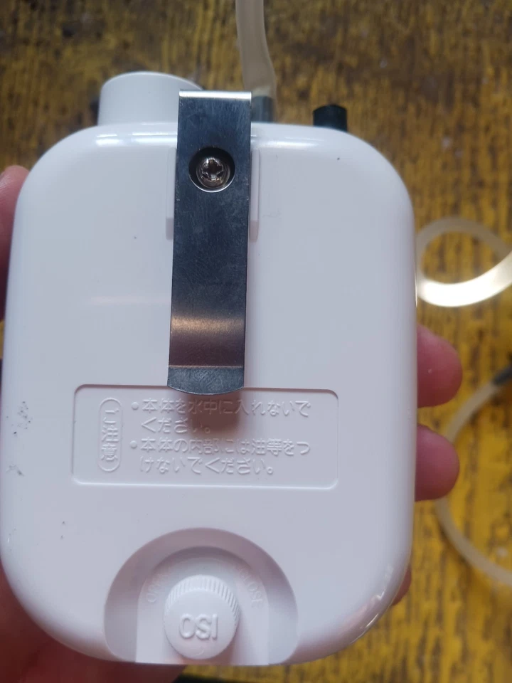 Bomba de aire portátil a pilas cebo aireación de peces en enfriadores/cubos nueva Foto 2 de 3