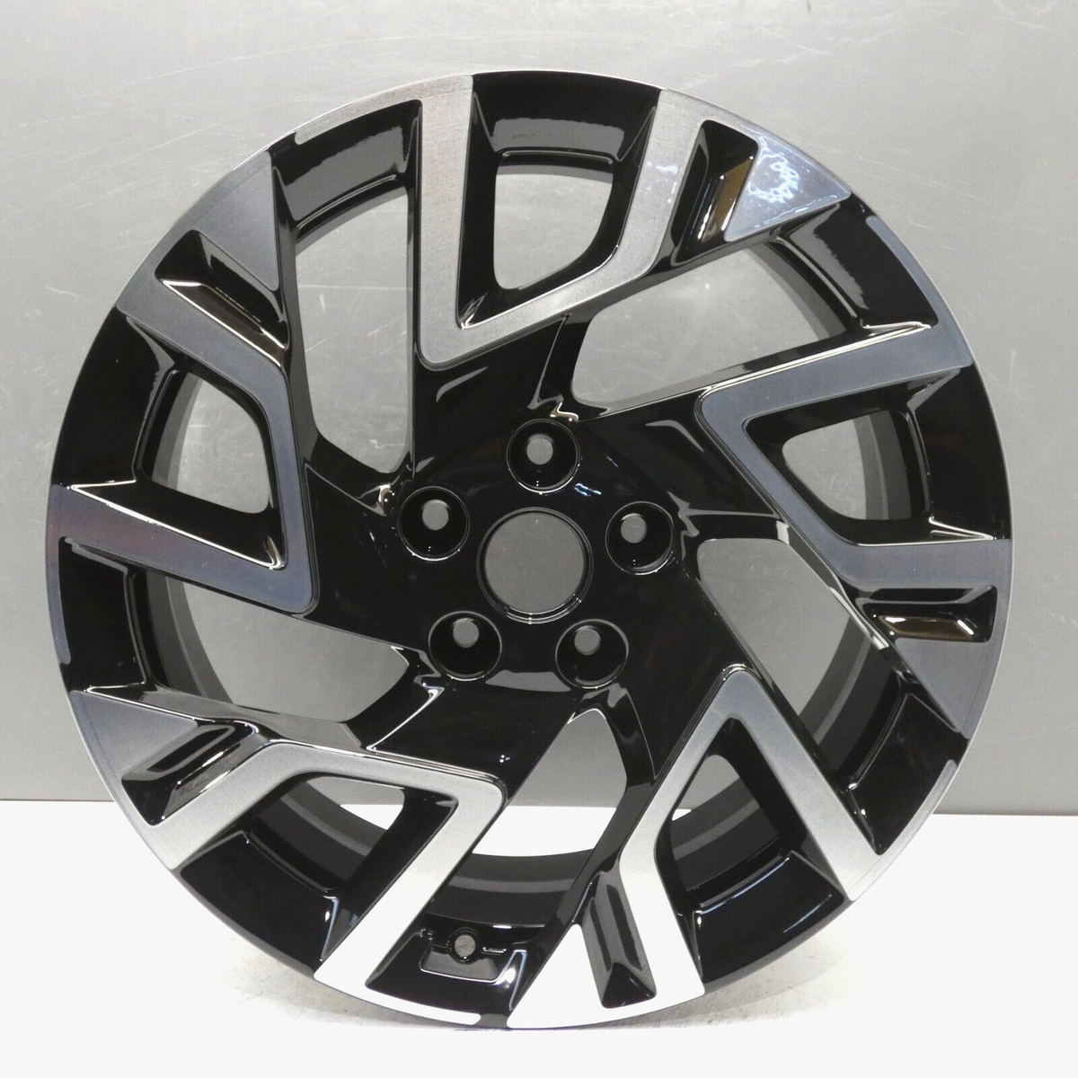 GENUINE KIA X-CEED DIAMOND CUT 18