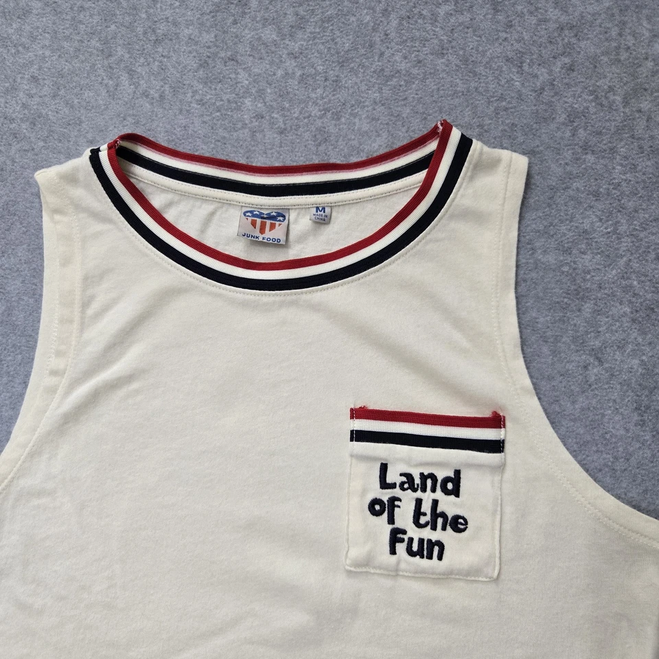 Camiseta sin mangas de comida chatarra para mujer mediana Land of the Fun gráfico retro de bolsillo Foto 3 de 4