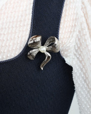 MarJo Ansteck Pin Schleife Trachten Anstecker silber Dirndl 4,5 x 4,5 cm