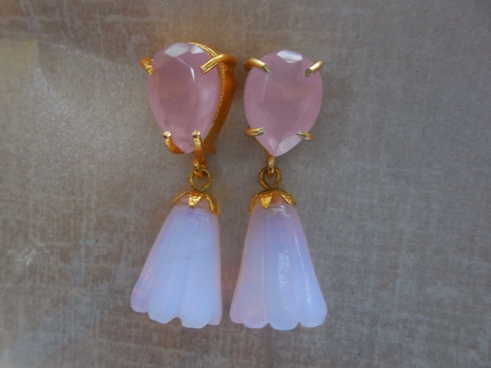 Pendiente de calcedonia tallada a mano con ópalo rosa tallado pendiente de gota perno de piedras preciosas Foto 2 de 4