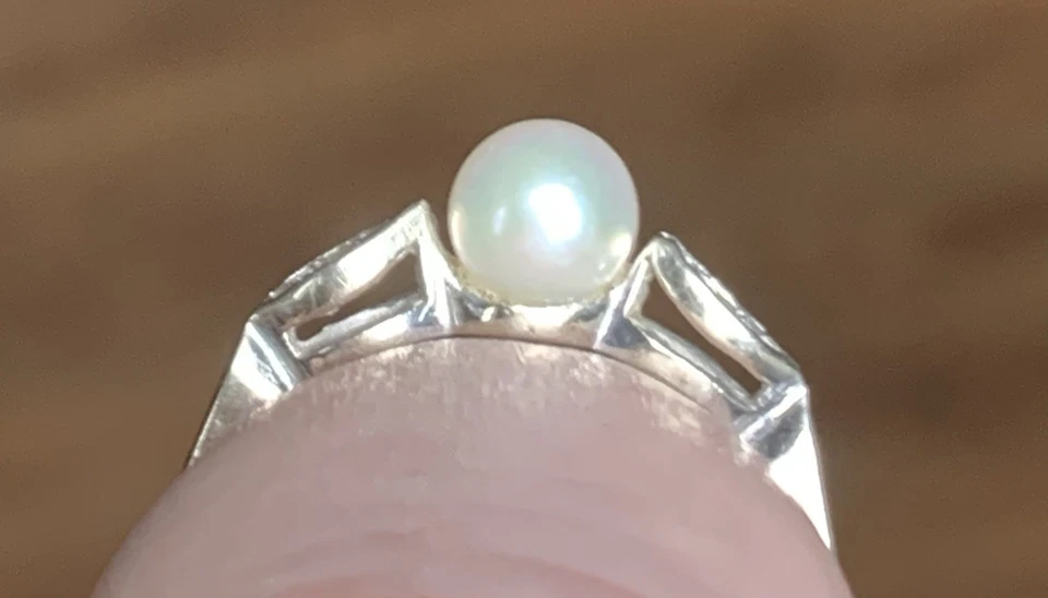 Anillo de oro blanco de 14K con perlas cultivadas de Akoya rodeado de diamantes Foto 3 de 4