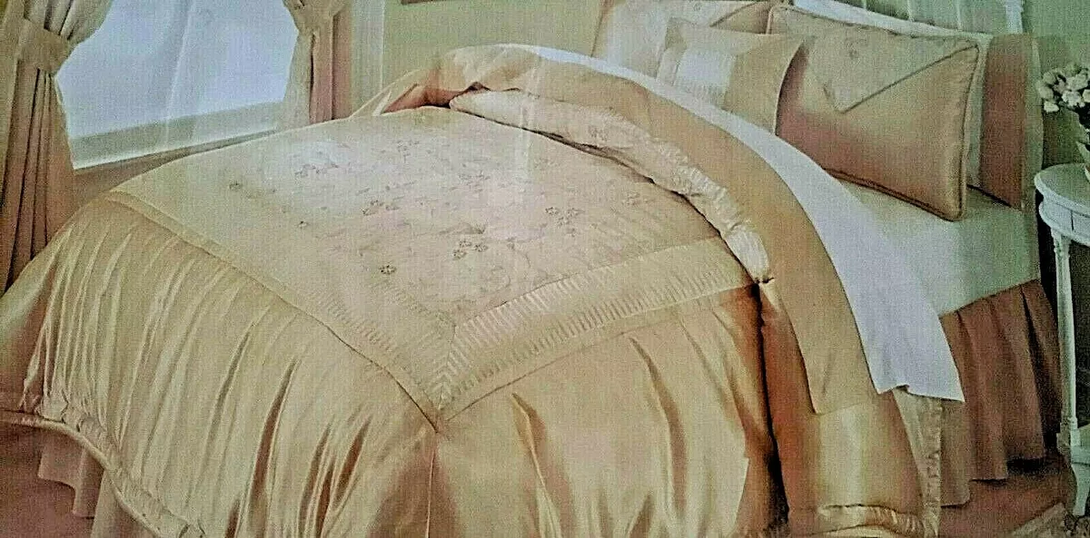 New BEACHWOOD 8 piece king size Luxurious Bed in a bag by LIFESTYLES