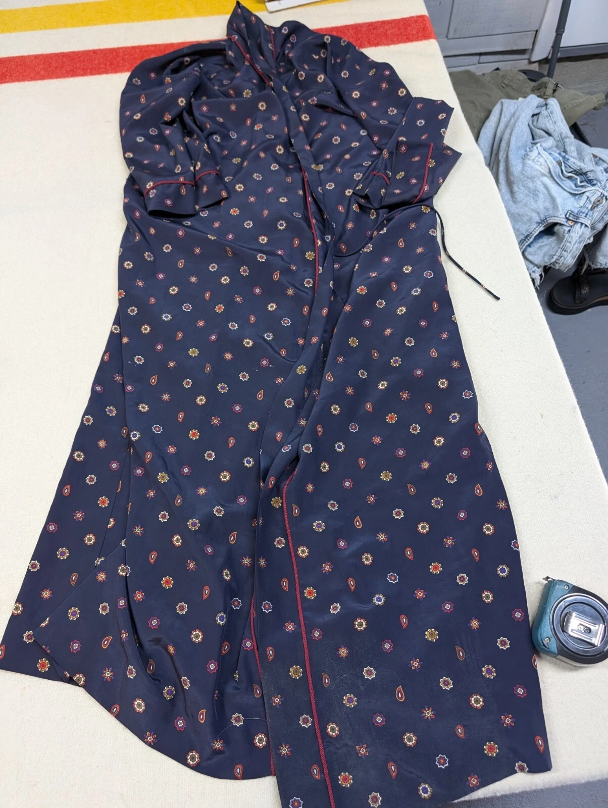 Robe de salon vintage Christian Dior bleu satin couchage paisley 