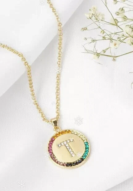 Colgante corte redondo simulado multicolor unisex ''T'' enchapado en oro amarillo de 14k Foto 4 de 4