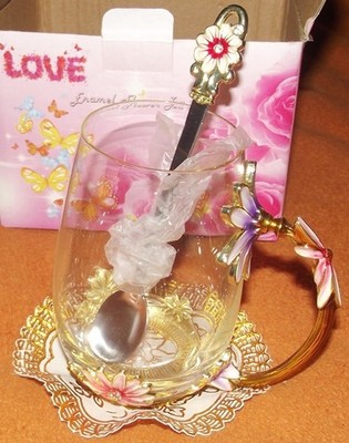 Love Enamel Flower Tea Cup - Teeglas mit Blumen, Löffel u Untersetzer - NEU ovp