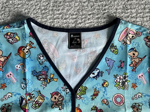 Koi Tokidoki Scrub Top Women’s Sz 2X Blue Aloha Eve Nursing Medical - Picture 3 of 11