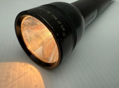 o'o'o . MAG-LITE Flashlight . 15 inch Black . Size: 4 D-Cell . Made in USA
