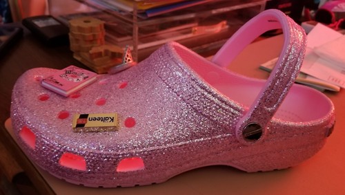 Neu Official Mean Girls Crocs Rosa Glitzer Größe L - Bild 5 von 8
