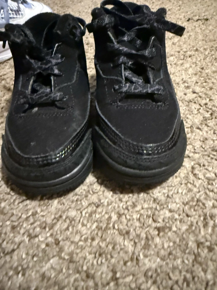 Jordan 3s negro talla 4.5c. Solo necesita una toallita, ¡¡en buen estado!! Viene con caja Foto 4 de 4