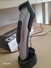 Elektrischer Haarschneider schwarz mit Aufsä...