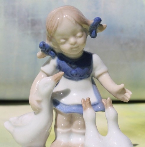 Estatuilla vintage de porcelana niña en trenzas con gansos / goslings, 4,5" de alto - Imagen 2 de 8