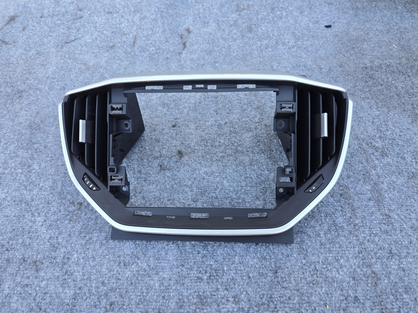 INFORMATION RADIO SCREEN TRIM BEZEL W/VENTS OEM 74K 14-19 MASERATI GHIBLI S