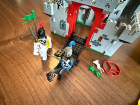Vintage LEGO Set 6073 Knight's Castle 99.9% Complete w/ Box & Instructions