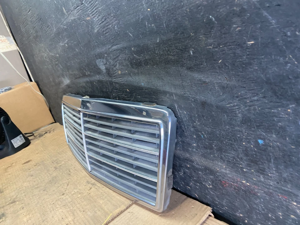 1997 to 2000 Mercedes C-Class W202 Front Upper Grill Grille OEM r2037 DG - Imagem 2 de 4