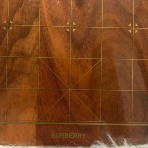 Tablero de ajedrez chino de madera en relieve dorado Burberry Año del Tigre - Imagen 4 de 9