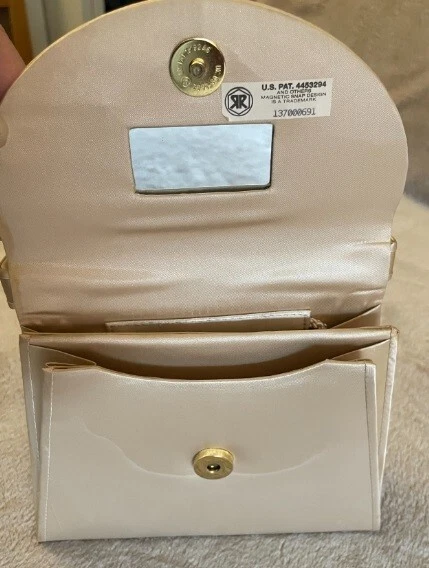 Bolso de mano vintage años 80 Lord & Taylor dorado satinado con espejo y correa bandolera Foto 4 de 4