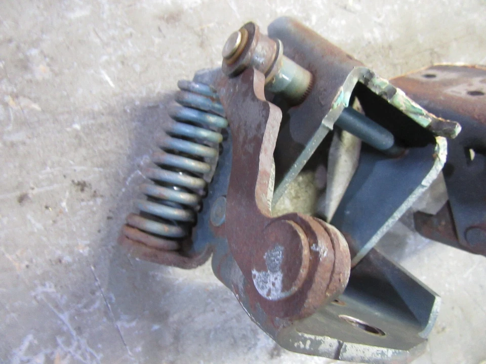 1981 Chevrolet Malibu 4 door PASSENGER FRONT upper lower door hinge pair set - Image 3 of 3