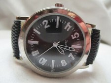 Wristwatch Black Buckle Band Round Face Silver Tone Simple Style