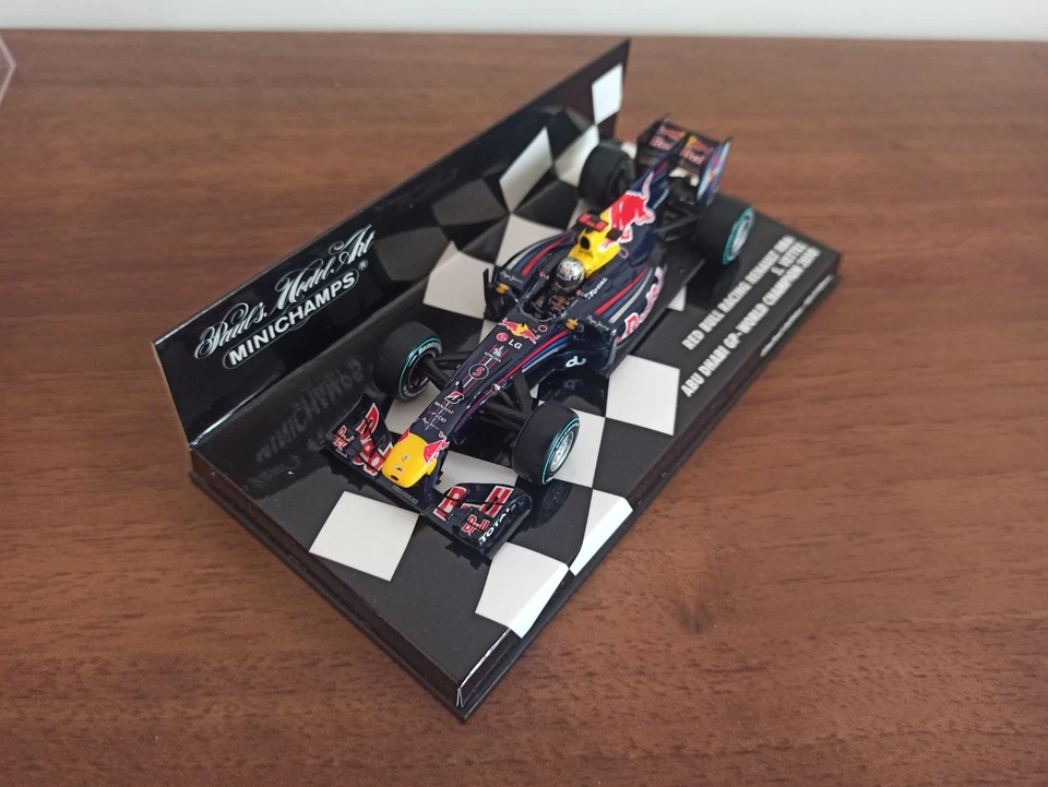 F1 Red Bull Renault RB26 Vettel Abu Dhabi GP World Champion 2010 Minichamps 1:43 - Immagine 3 di 4