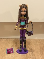 Bambola Monster High Clawdeen Wolf Schools Out con borsa, anello e supporto