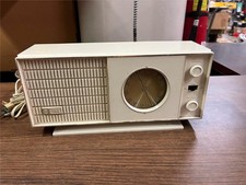 Vintage Radio, RCA Solid State Model RLC20Y, White/Olive, 1968 Mid-Century