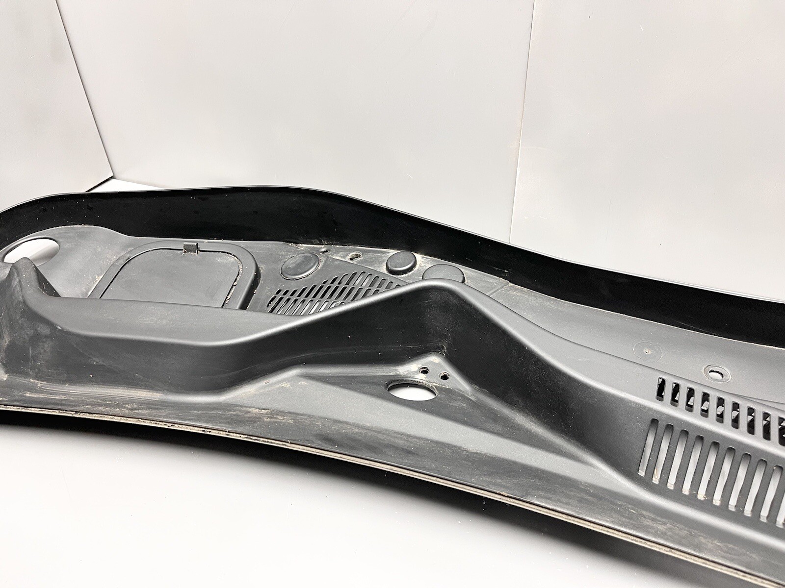 ⭐️2017-2022 MASERATI LEVANTE FRONT WINDSHIELD COWL VENT TRIM PANEL 670040250 OEM