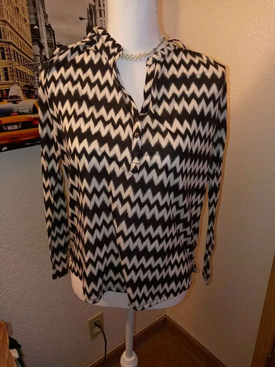 H&M Black/White ZigZag Design Long Sleeve Ladies V Neck shape Top Small